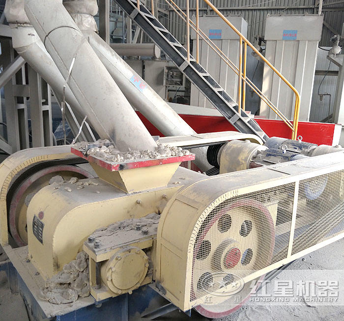 對輥式破碎機碎沙作業現場