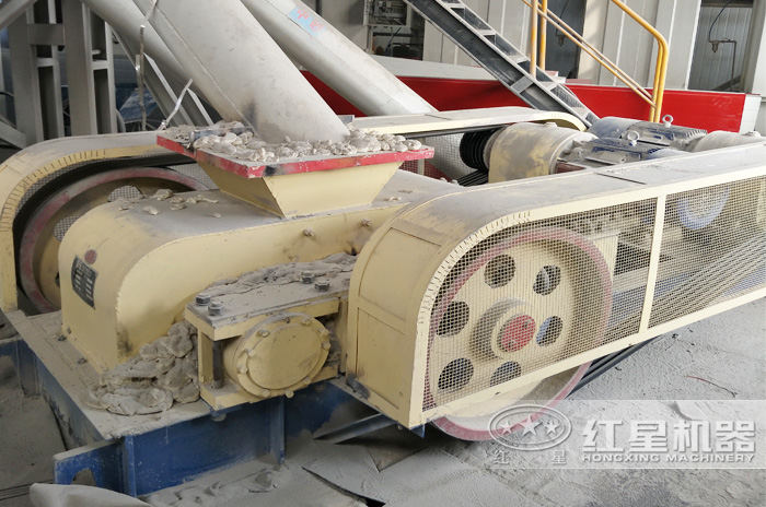 洛陽對輥制砂機生產現場