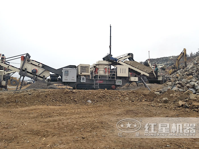 履帶移動(dòng)建筑垃圾處理現(xiàn)場(chǎng)作業(yè)