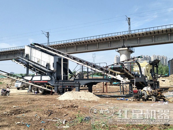 新型車載輪胎碎石機工作現場